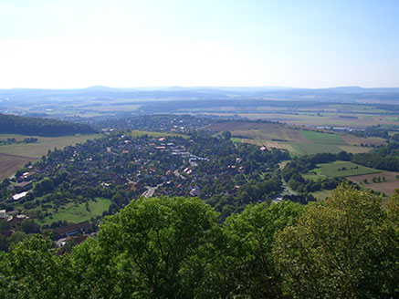 Blick ins Leinetal nach Westen von der Burgruine Plesse aus gesehen. Plesse Burgruine