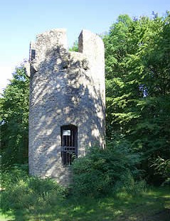 Die Roringer Warte ist ein mittelalterlicher Wehrturm. Roringer Warte