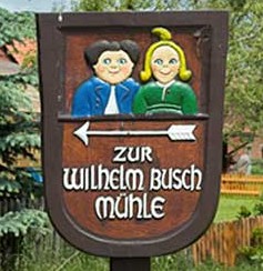 Ein Wegweiser zur Wilhelm Busch Mühle in Ebergötzen. Brotmuseum Ebergötzen